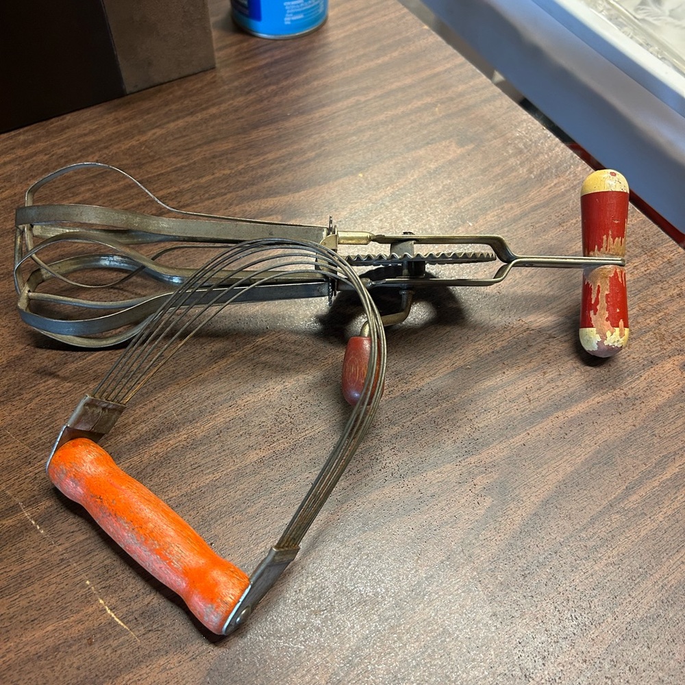 Vintage Handheld Egg Beater with Orange Handles - Picture 2 of 2